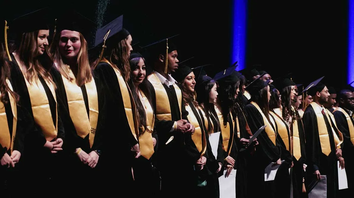 Remise de diplôme dans une école post-bac — réseau alumni