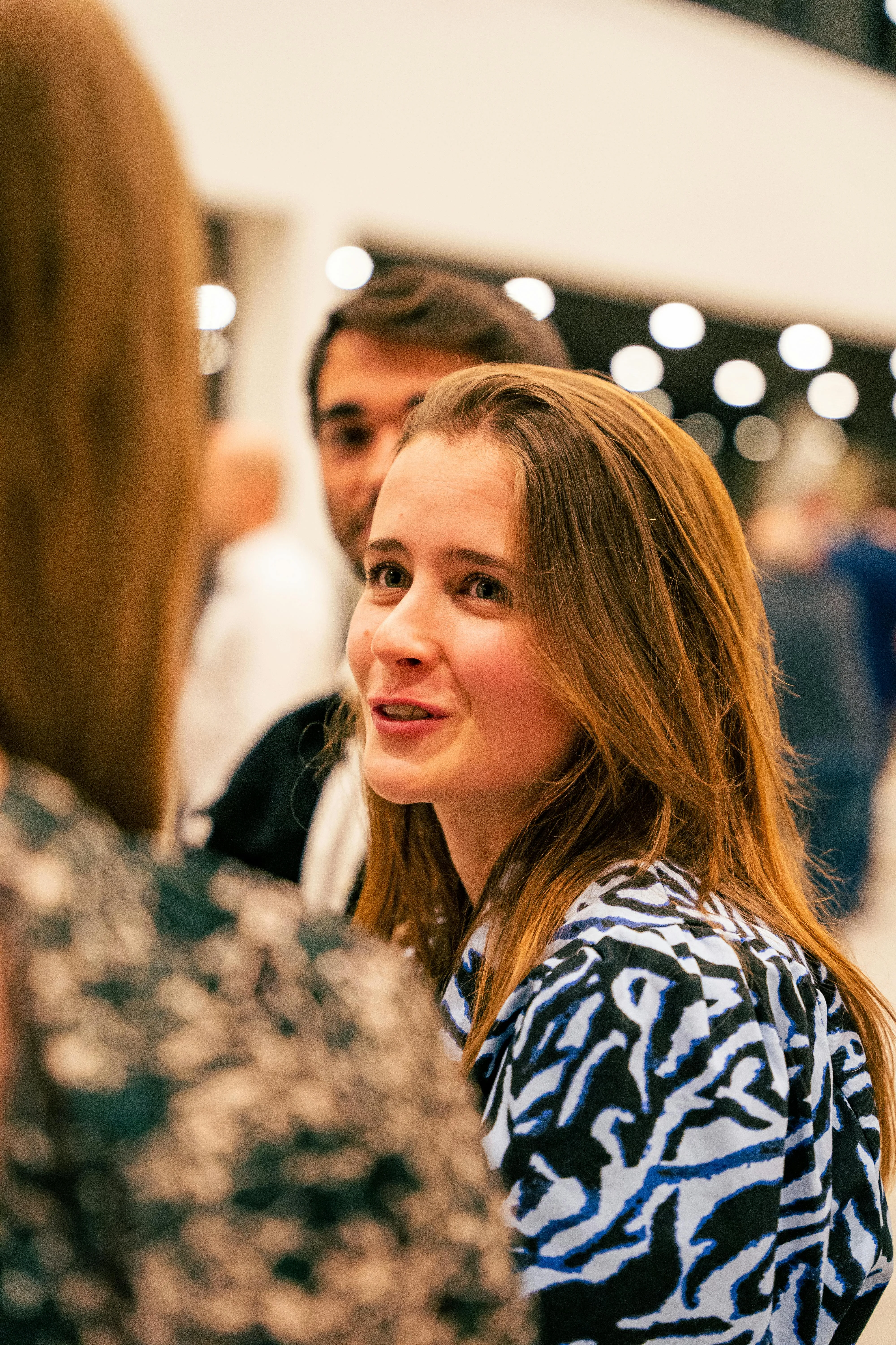 Participants dans un événement de networking avec Comate